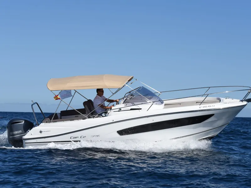 Die Cap Camarat 7.5 „Mailo“ in ruhiger Fahrt vor der Küste, Bimini aufgespannt