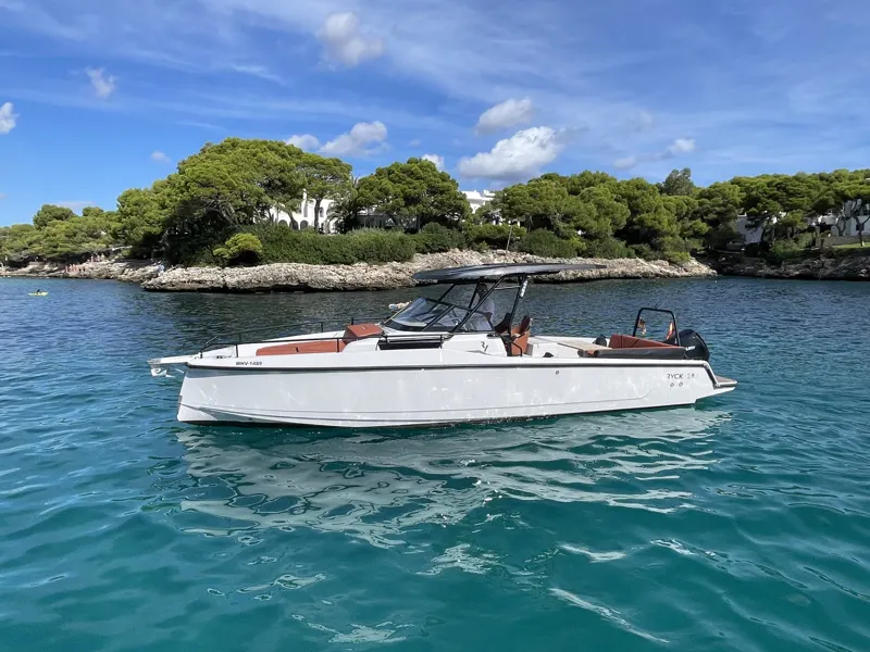 Die RYCK 280 in der Bucht bei blauem Himmel, Foto der baugleichen „RYCK&ROLL“