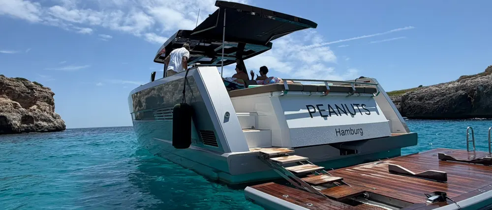 Die Fjord 52 „Peanuts“ mit ausgeklappter Badeplattform in einer Bucht