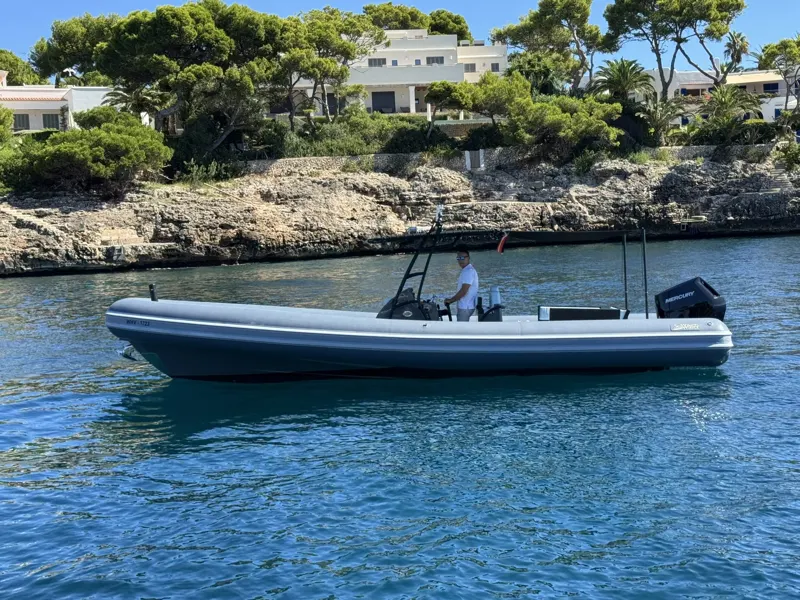 Das RIB Seawater 280 „Pino“ in der Bucht, dahinter Villen und Pinien