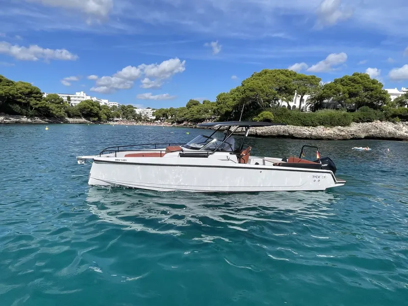 Die RYCK 280 „RYCK&ROLL“ liegt vor der Felsküste bei Cala d'Or