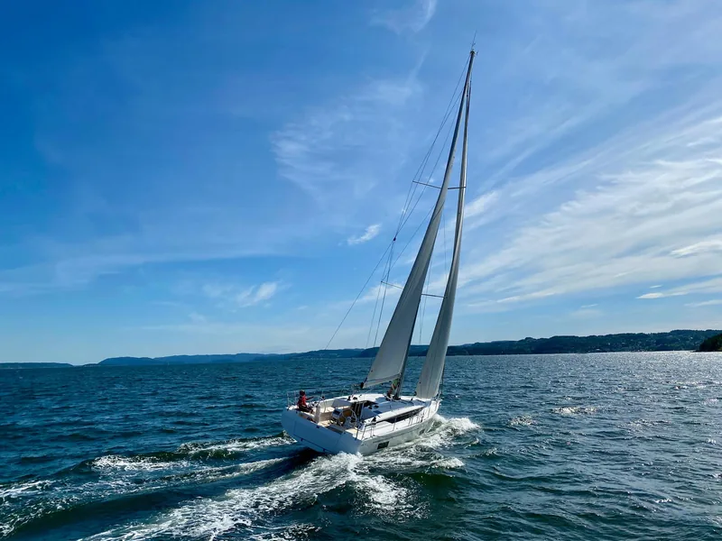 Die Bavaria C42 unter vollen Segeln auf dem offenen Meer vor Mallorca