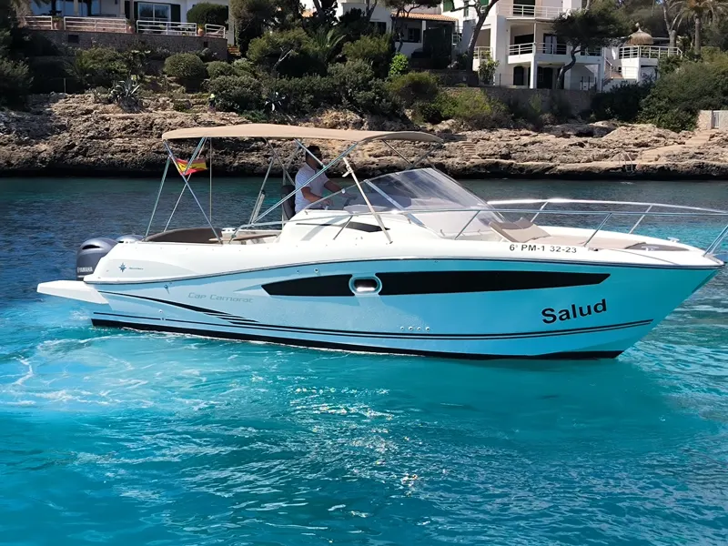 La Cap Camarat 8.5 «Salud» en el agua turquesa de una cala frente a las villas de Cala d'Or