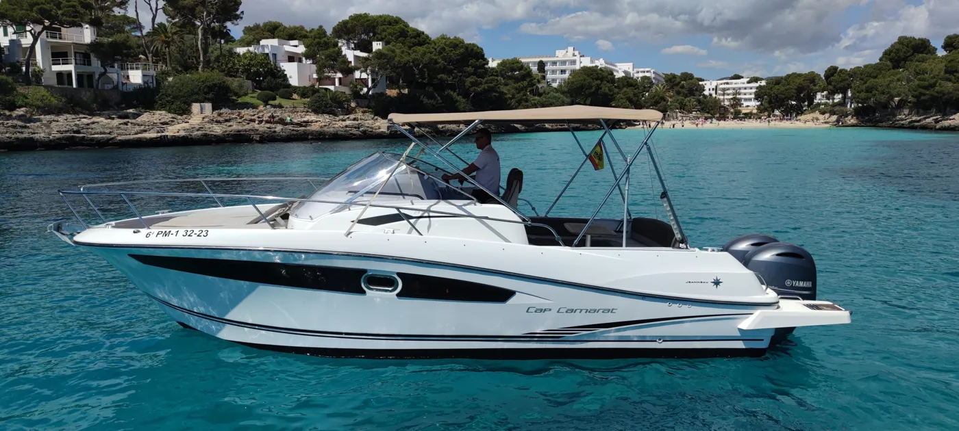 Die Cap Camarat 8.5 „Salud“ vor der Küste bei Cala d'Or, eine der Yachten der Flotte