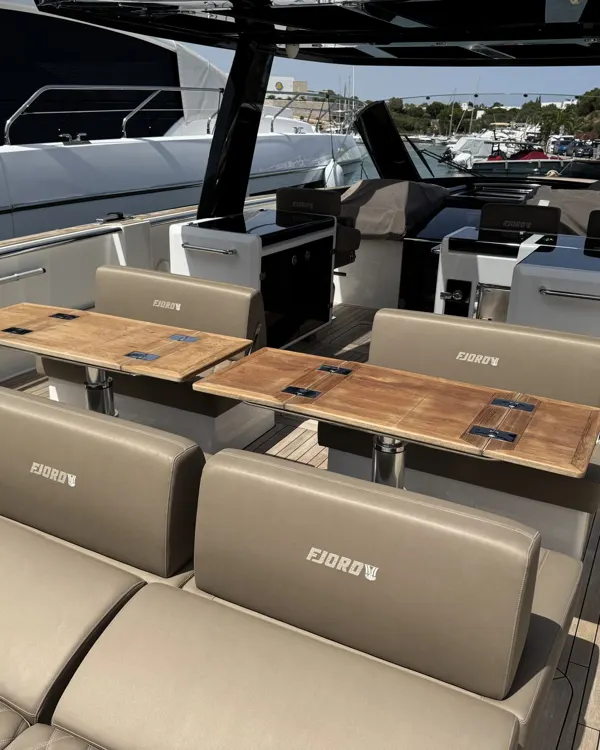 Sitzgruppe mit Teaktisch an Deck der Fjord 52 im Hafen von Cala d'Or