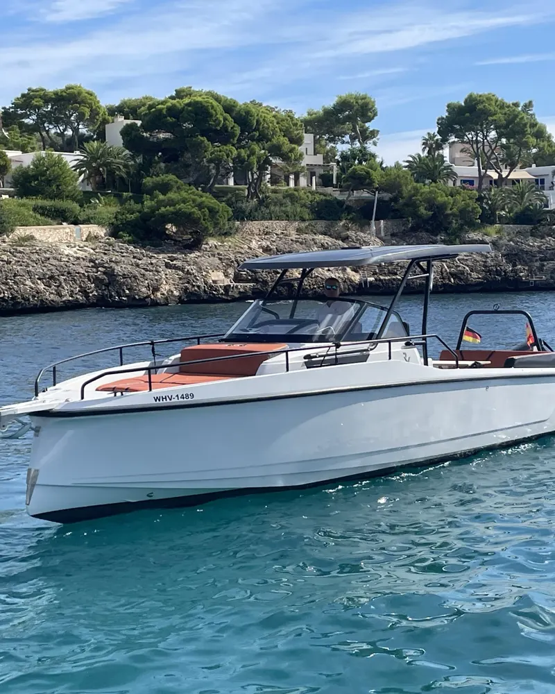 Die RYCK 280 verlässt die Bucht vor Cala d'Or, Pinien und helle Felsen am Ufer